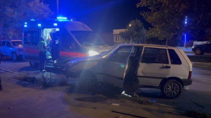 Erzincan’da otomobil kaldırıma çıktı: 1 yaralı