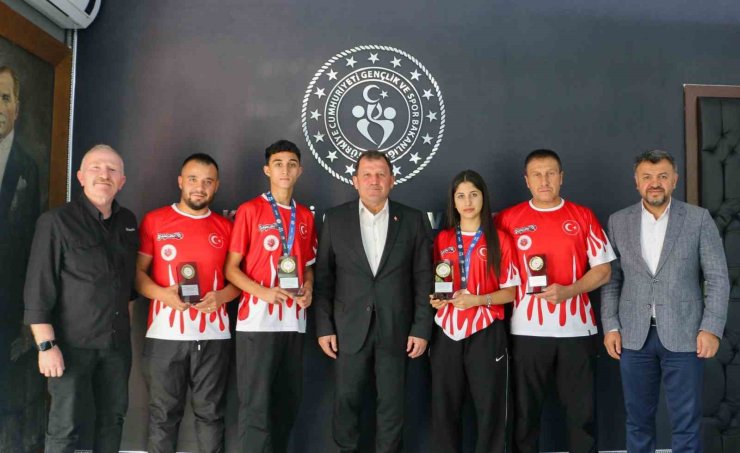 Şampiyonlardan Kabakcı’ya ziyaret