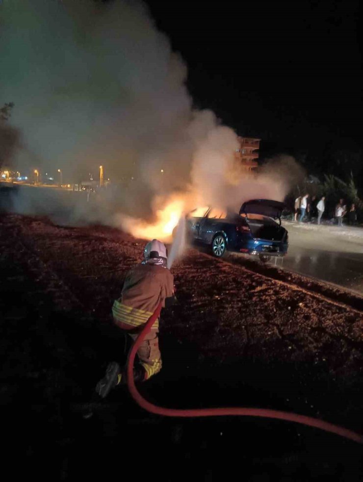 Kaza yapan otomobil alevlere teslim oldu