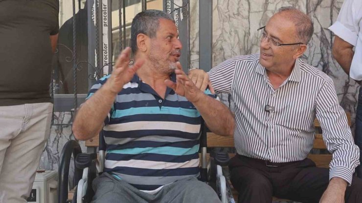 Başkan Yapar, engelli vatandaşa verdiği sözü tutarak tekerlekli sandalyeyi teslim etti