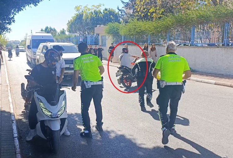Denetime takılan motosikletli polisin arkasını dönmesini fırsat bilip ’U’ dönüşü yaparak kaçtı