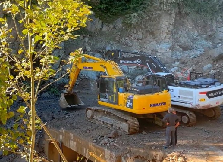 Rize’de sel ve heyelanlar sonrası riskli kayalara ilginç temizlik