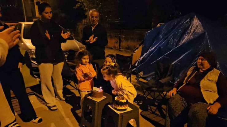 Deprem çadırında doğum günü sürprizi