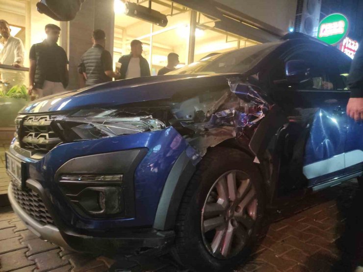 Tekirdağ’da 3 otomobil ve 2 motosikletin çarpıştığı kazada 2 kişi yaralandı