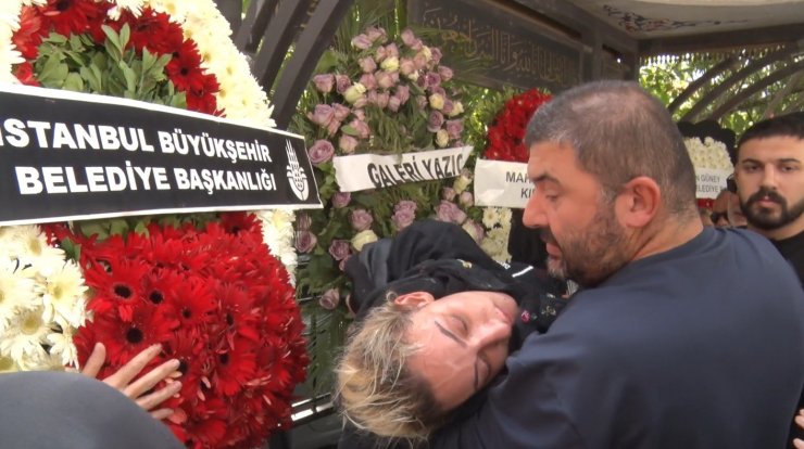 Arabesk müziğin usta ismi Güllü’nün kızı cenaze töreninde fenalık geçirdi