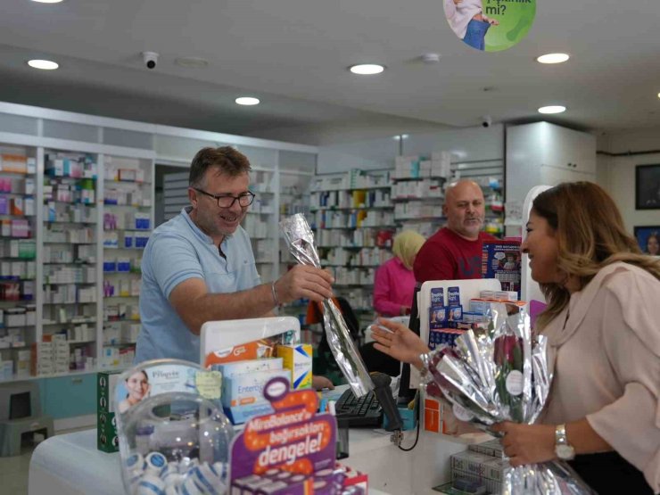 Eczacılara çiçekli kutlama