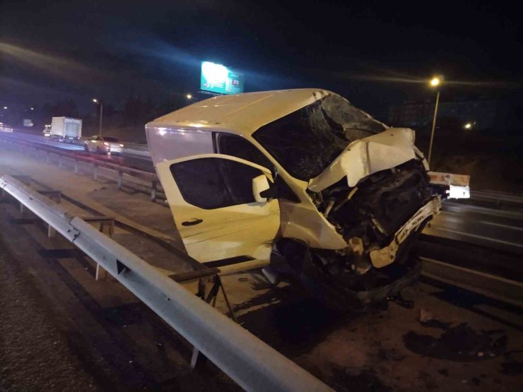 Tem’de kontrolden çıkan panelvan bariyere girdi: 1 yaralı