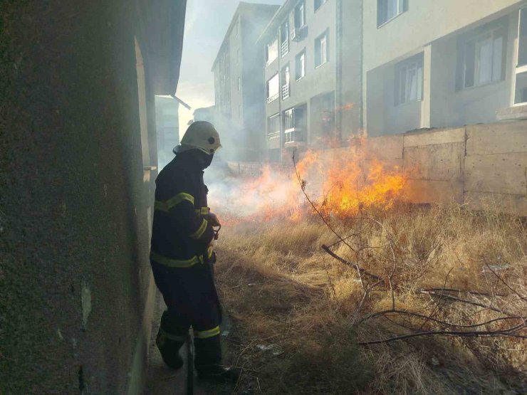 Bahçede çıkan örtü yangını itfaiye ekiplerince söndürüldü
