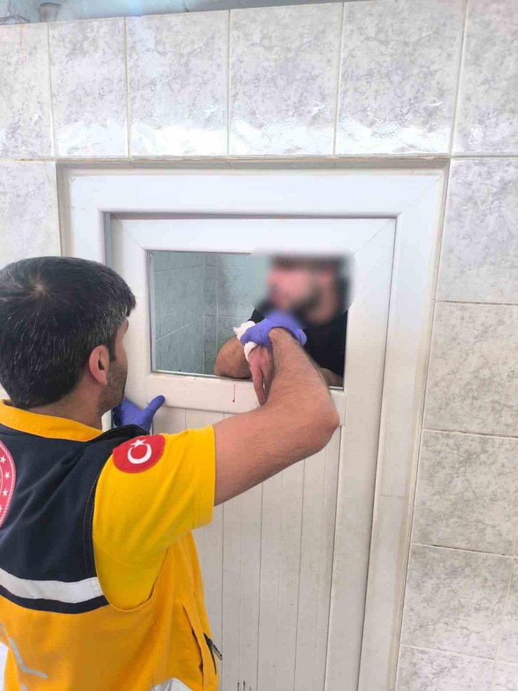 Madde krizine giren kişi caminin tuvalet camlarını parçaladı