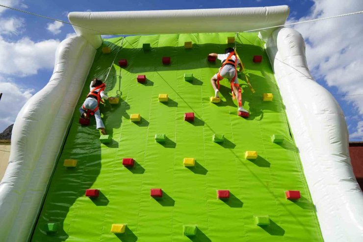 Gümüşhane’de düzenlenen şenlikte yüzlerce çocuk doyasıya eğlendi