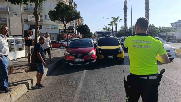 Kendisini bekleyen araca koşarken otomobil çarptı: O anlar güvenlik kamerasında