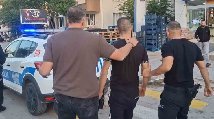 Köpeği çalmak isteyen şüpheli ile polis kovalamacası kamerada