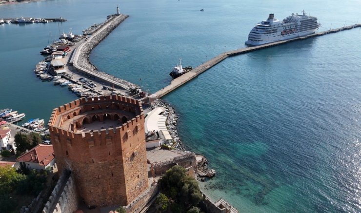 445 yolcu 362 mürettebatlı kruvaziyer Alanya iskelesine ulaştı