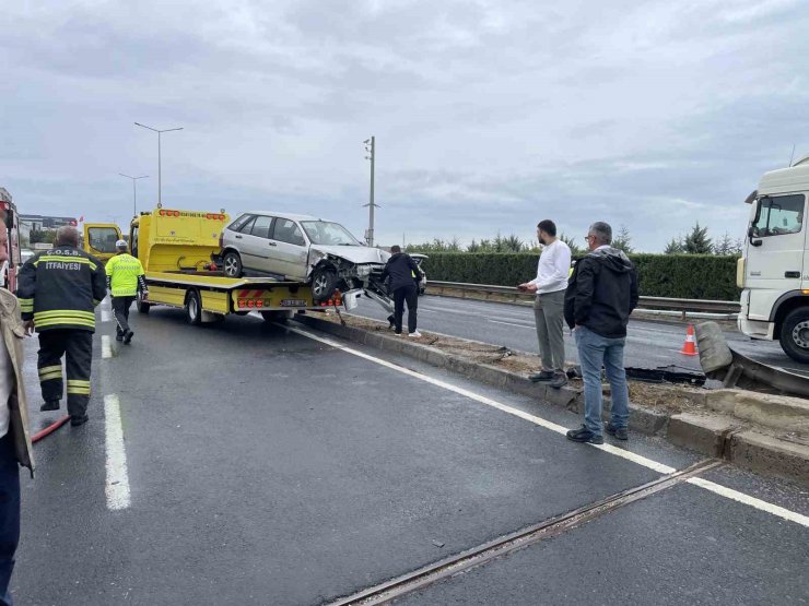 Kamyonla çarpışan otomobil refüje daldı
