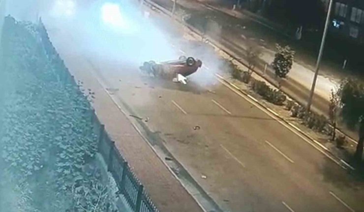 Otomobilin, kaldırımda yürüyen yayaların arasına daldığı anlar kamerada