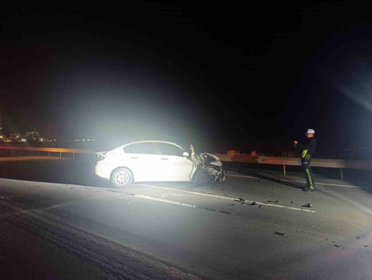 Otomobil traktörün römorkuna çarptı: 2 yaralı