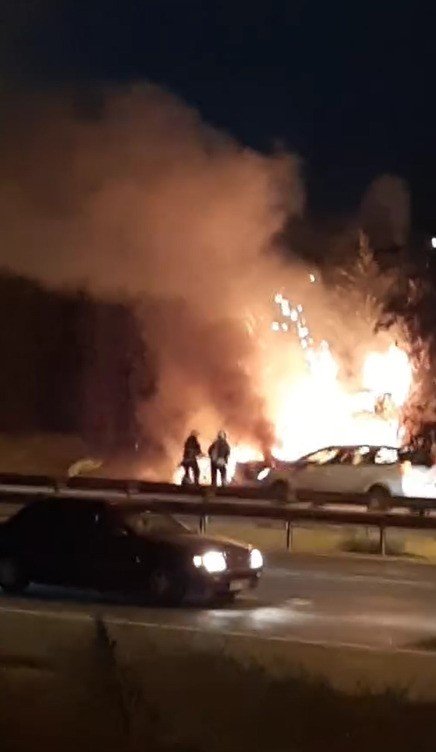 Alev alev yanan otomobil kullanılamaz hale geldi
