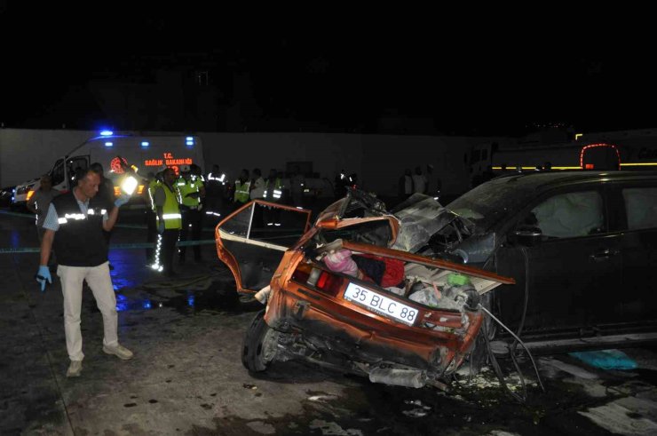 Manisa’da feci kazada otomobil ikiye bölündü: 1’i çocuk 5 ölü, 6 yaralı