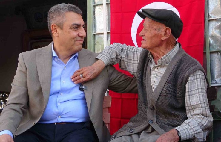 90 yaşında 50 yıldır bakkal işletiyor: Köyün ’Garip Dedesi’ valiye türkü söyledi