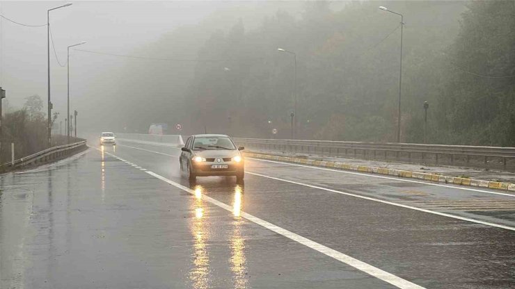 Bolu Dağı’nda sis ve sağanak görüş mesafesini düşürdü