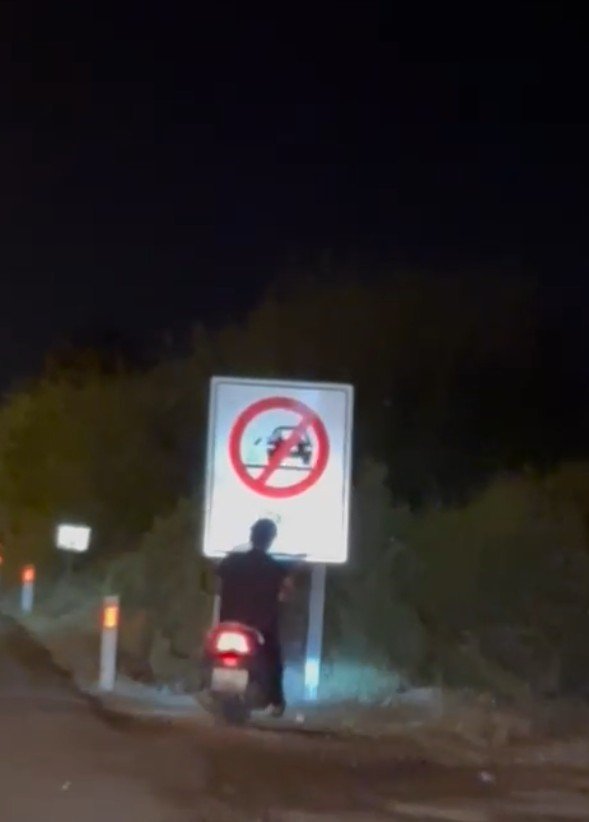 Böyle kaza görülmedi, motosiklet sürücüsü yol kenarındaki ‘çöp atma’ yazılı uyarı levhasına kafasını çarptı