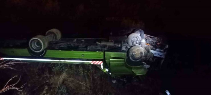 Kontrolden çıkan oto kurtarıcı tarlaya uçtu: 2 yaralı