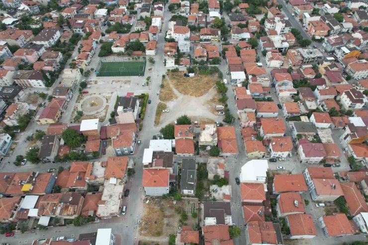 Atıl arsaya okul yaptırmak isteyen muhtar 618 hissedarın peşine düştü