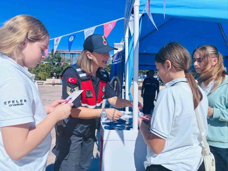 Didim’de Jandarma bilim şenliğinde bilgilendirdi