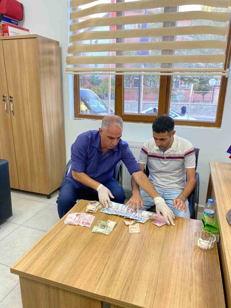 Elazığ’da dilenci operasyonu: Üzerinden 3 saatte topladığı bin 950 lira çıktı