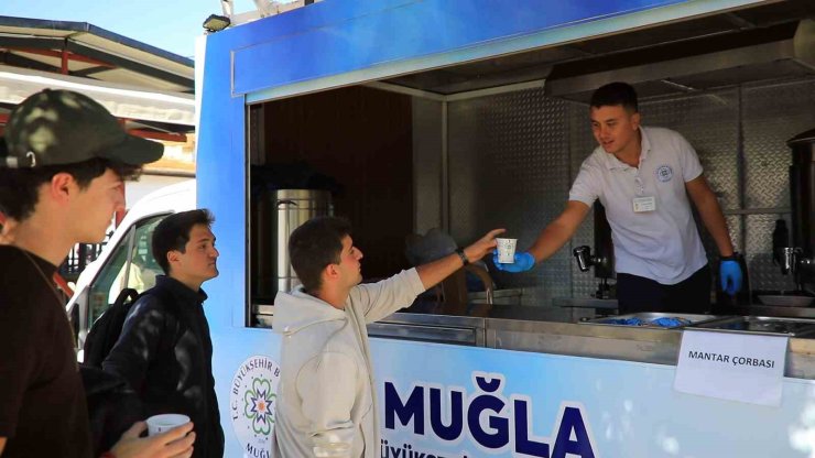 Muğla Büyükşehir’den öğrencilere sıcak çorba