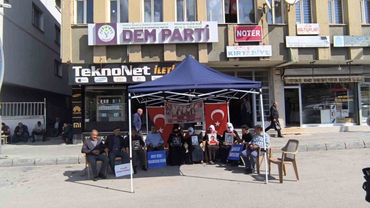 Muş’ta ailelerin DEM Parti önündeki eylemi sürüyor