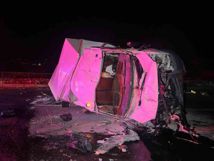 Demir yığınına dönen kamyonetlerde 3 kişi yaralandı