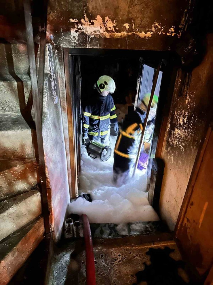 Bilecik’te iki katlı evde yangın çıktı