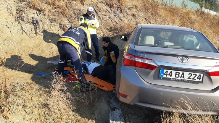 Hastaneye giden yaşlı çift kazada yaralandı