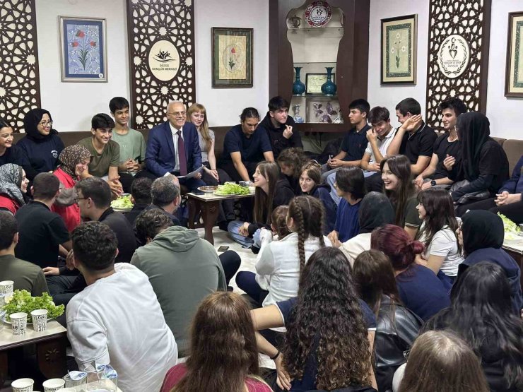 Gençlik temsilcileriyle bir araya geldi