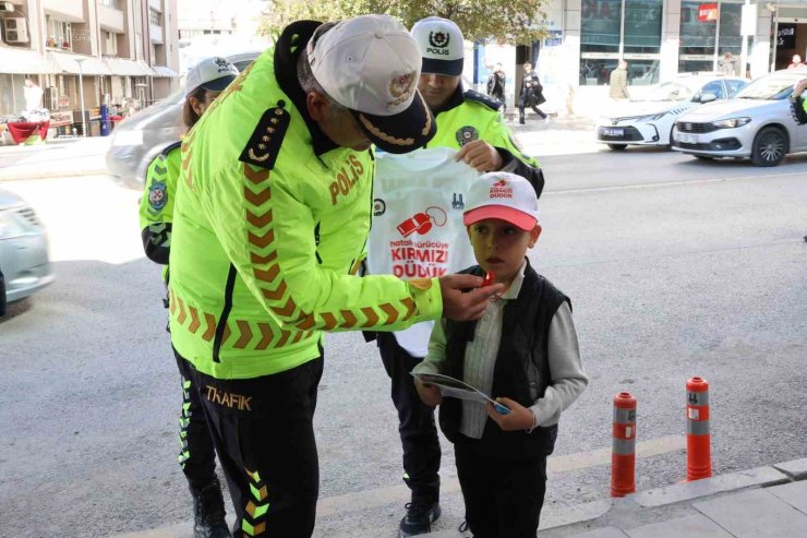 Erzurum’da polisten "Önce Yaya" farkındalığı uygulaması