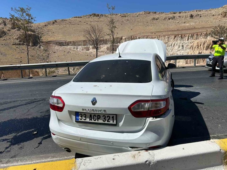 Mardin’de bariyerlere çarpan otomobilde maddi hasar meydana geldi