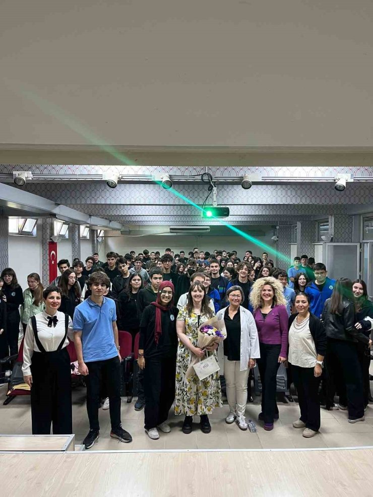 Öğrenciler için çifte kazanım: Hem bilim hem İngilizce pratiği