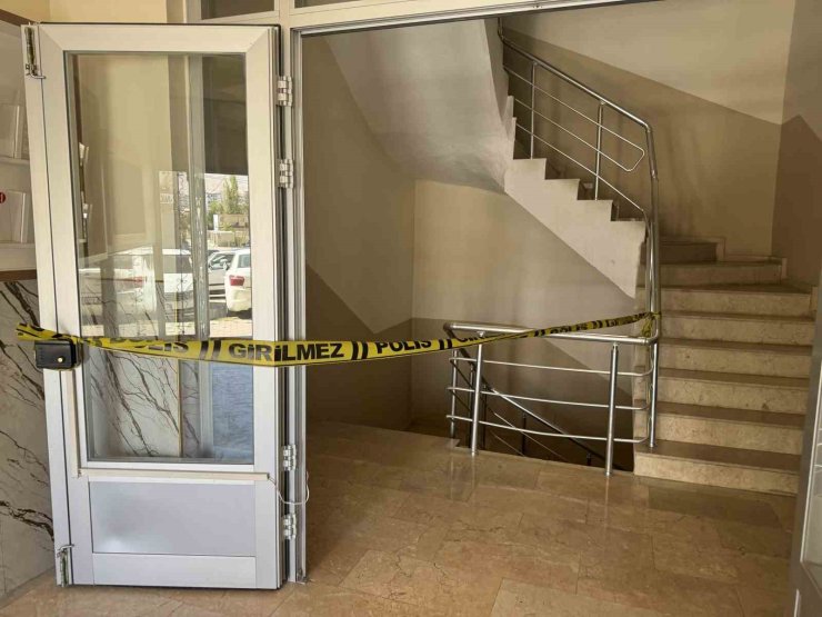 3’üncü kattan merdiven boşluğuna düşen şahıs ağır yaralandı