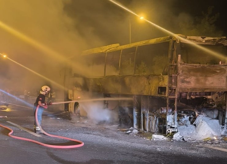 Yolcu otobüsü yanarak demir yığınına döndü