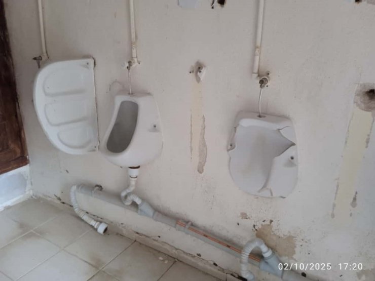 Cami abdesthanesine, tuvaletlerine ve evliya kabirlerinin taşlarına zarar verildi