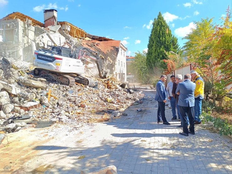 Depreme dayanaksız olan Kale Devlet Hastanesi’nin yıkımına başlanıldı