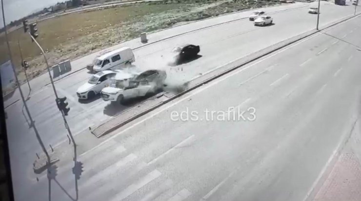 Kırmızı ışıkta duran otomobile arkadan son sürat çarptı