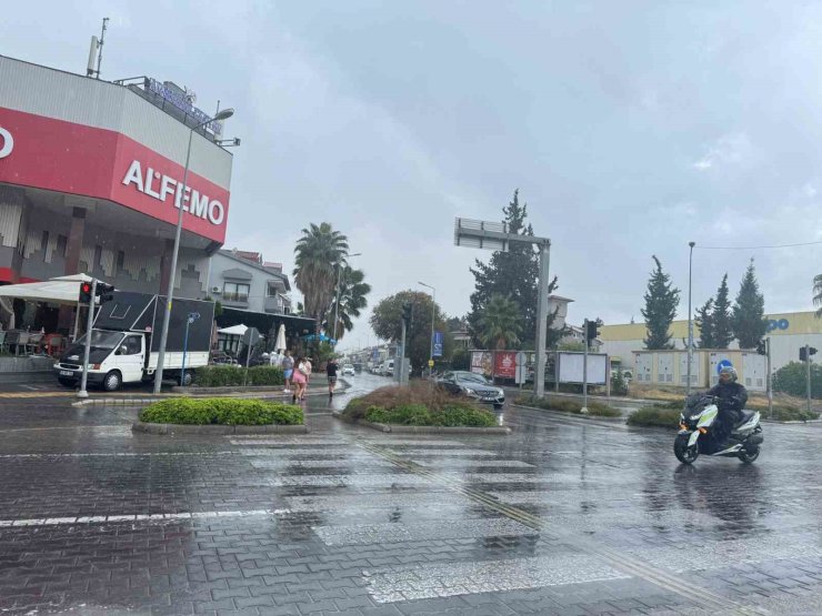 Marmaris’te beklenen sağanak başladı