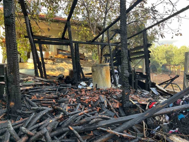 Menteşe’de evin damında çıkan yangın korkuttu