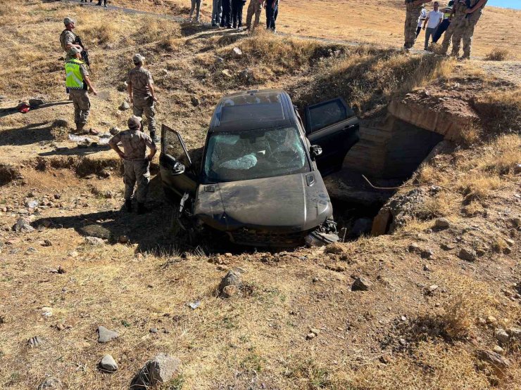 Muş’ta takla atan araç şarampole uçtu: 3 yaralı