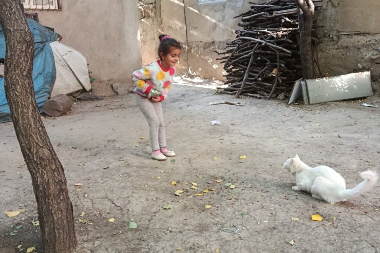 Çatak’ta minik öğrencilerden anlamlı davranış