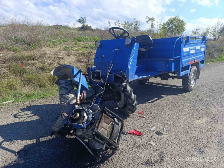 Tarım aracı ile motosiklet kafa kafaya çarpıştı: 2 yaralı