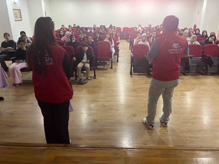 Üniversite öğrencileri gençlik merkezlerine davet edildi