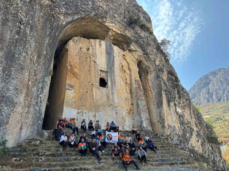 Çorum’un gizemli kaya mezarı büyük ilgi görüyor